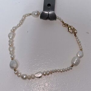 Baroque pearl bracelet with gold clasp. Adjustable.